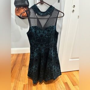 Elegant Black and Green Sleeveless Dress
